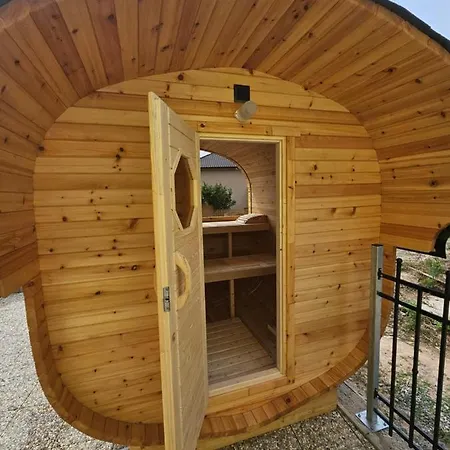 Na Farme Se Saunou A Virivkou, I S Jizdou Na Koni *