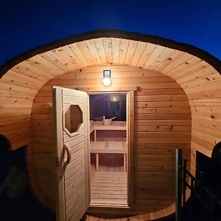 Na Farme Se Saunou A Virivkou, I S Jizdou Na Koni *