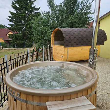 Na Farme Se Saunou A Virivkou, I S Jizdou Na Koni *