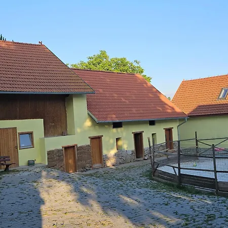 Na Farme Se Saunou A Virivkou, I S Jizdou Na Koni *
